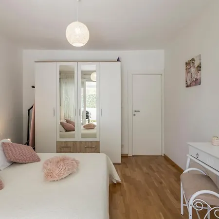 Tiki With Big Terrace Apartment Split